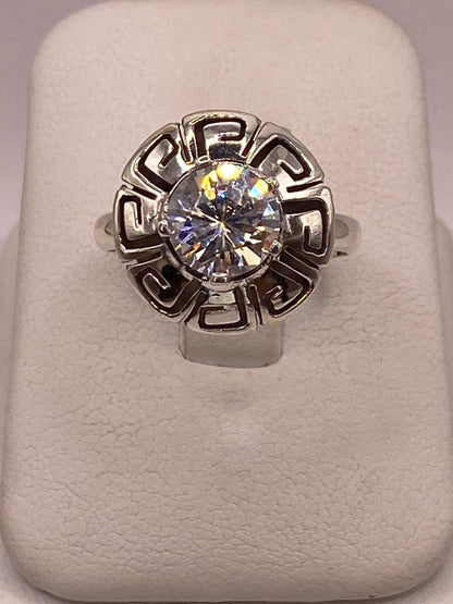Anillo de Plata 925 con Zirconia Blanca Facetada Diseño Circular Tipo Greca, vista frontal
