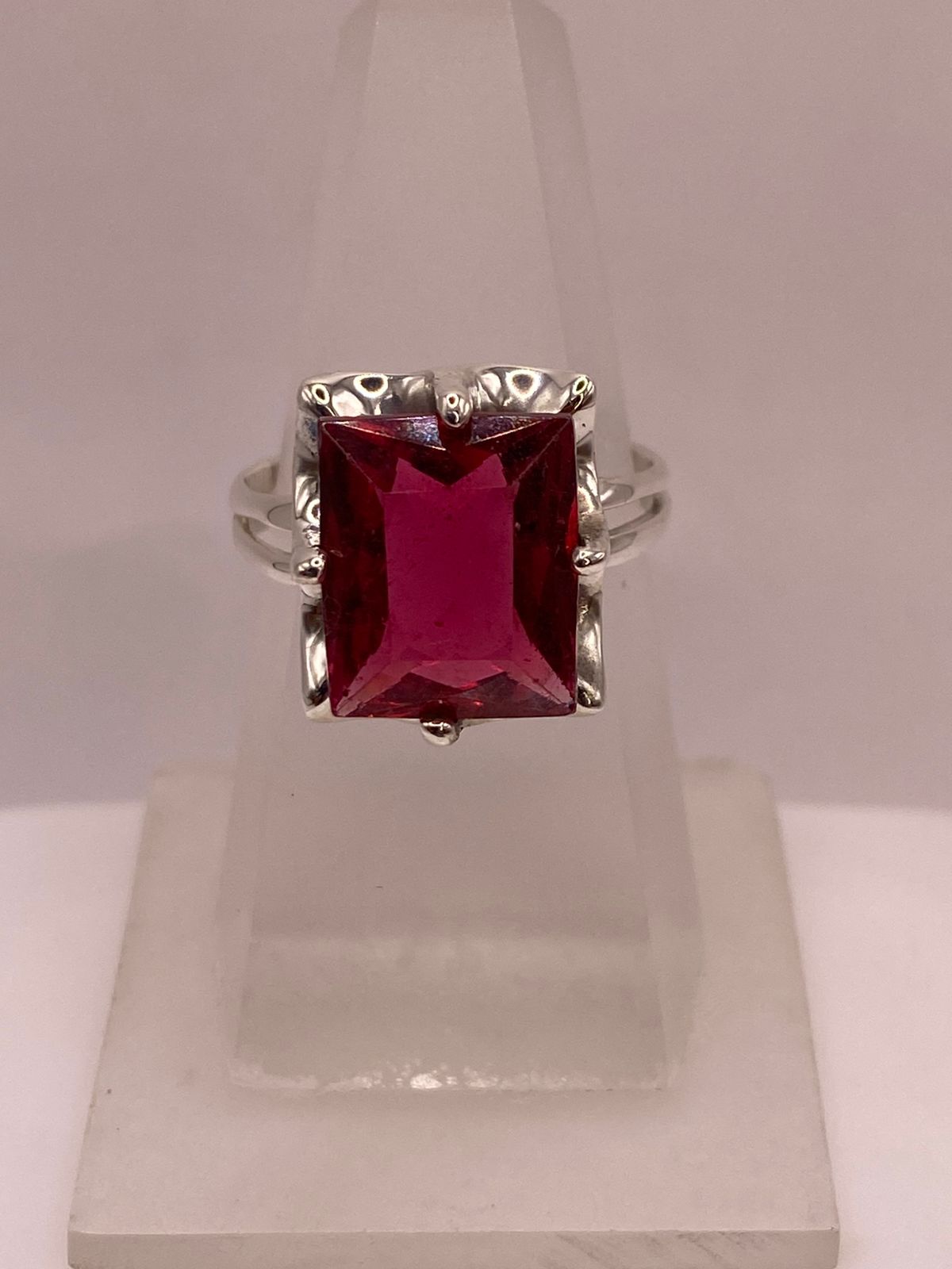 Anillo de Plata 925 con Zirconia Color Fucsia, vista lateral