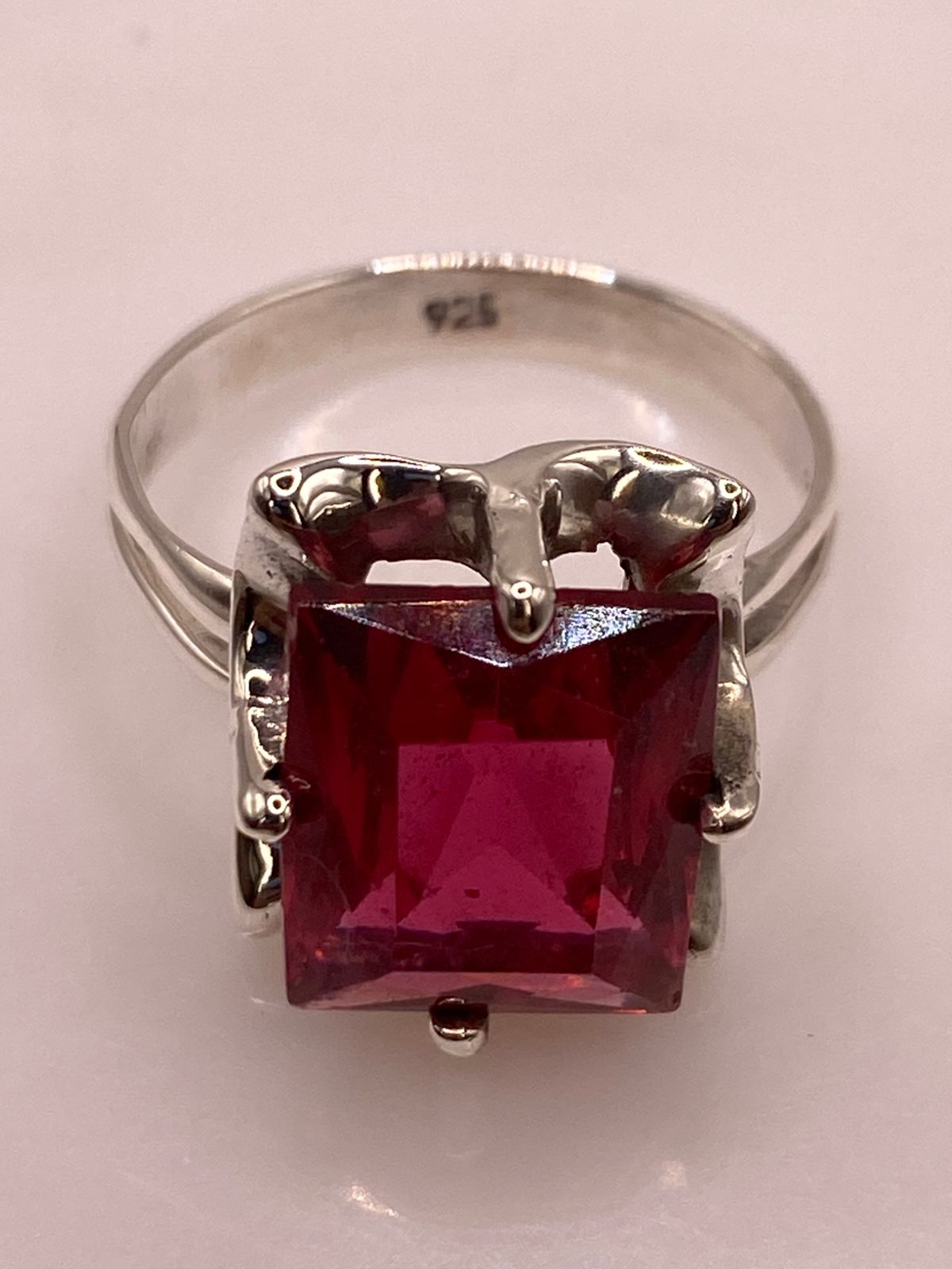 Anillo de Plata 925 con Zirconia Color Fucsia, sello de autenticidad Plata Ley .925