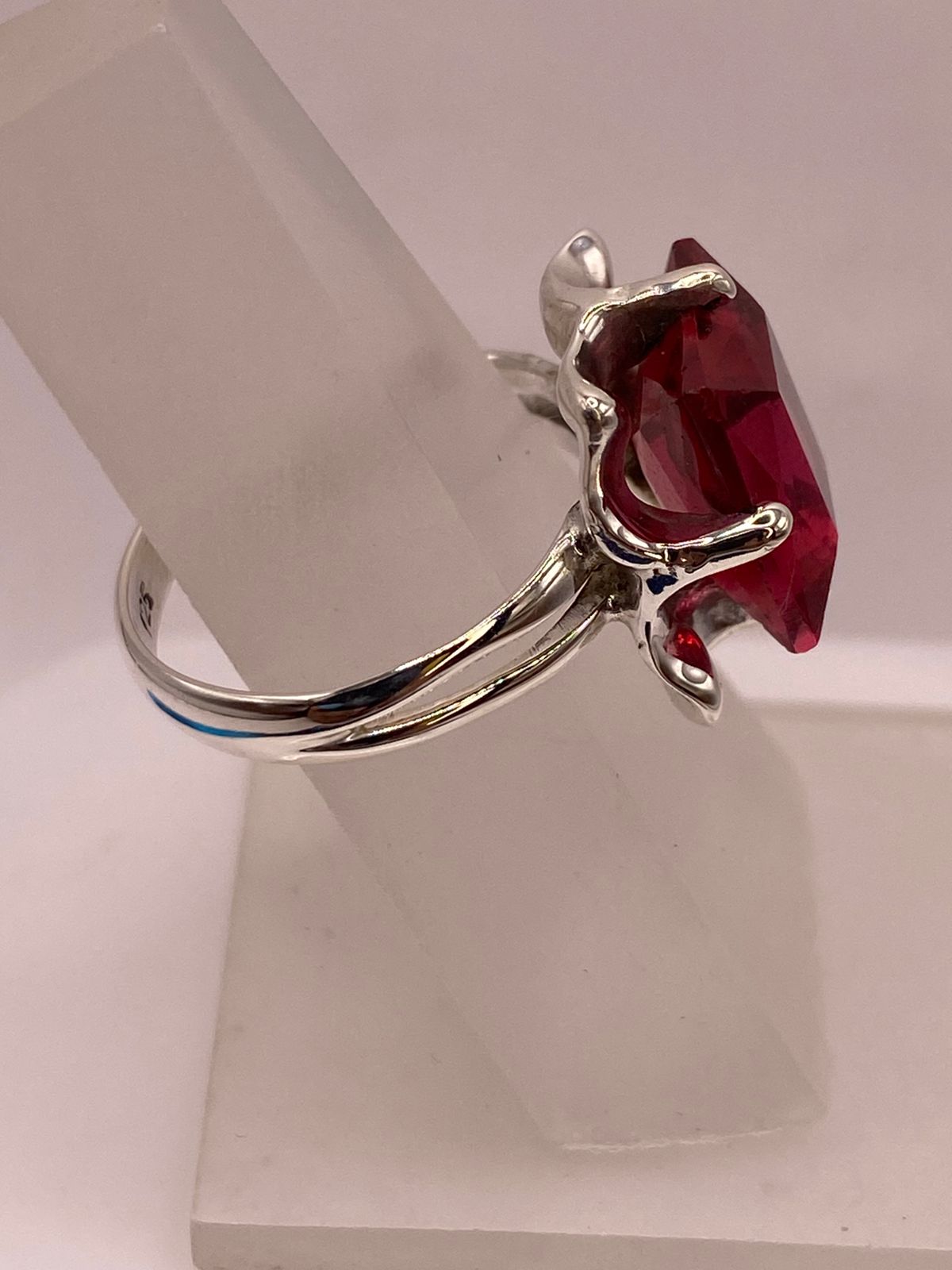 Anillo de Plata 925 con Zirconia Color Fucsia, vista de detalle