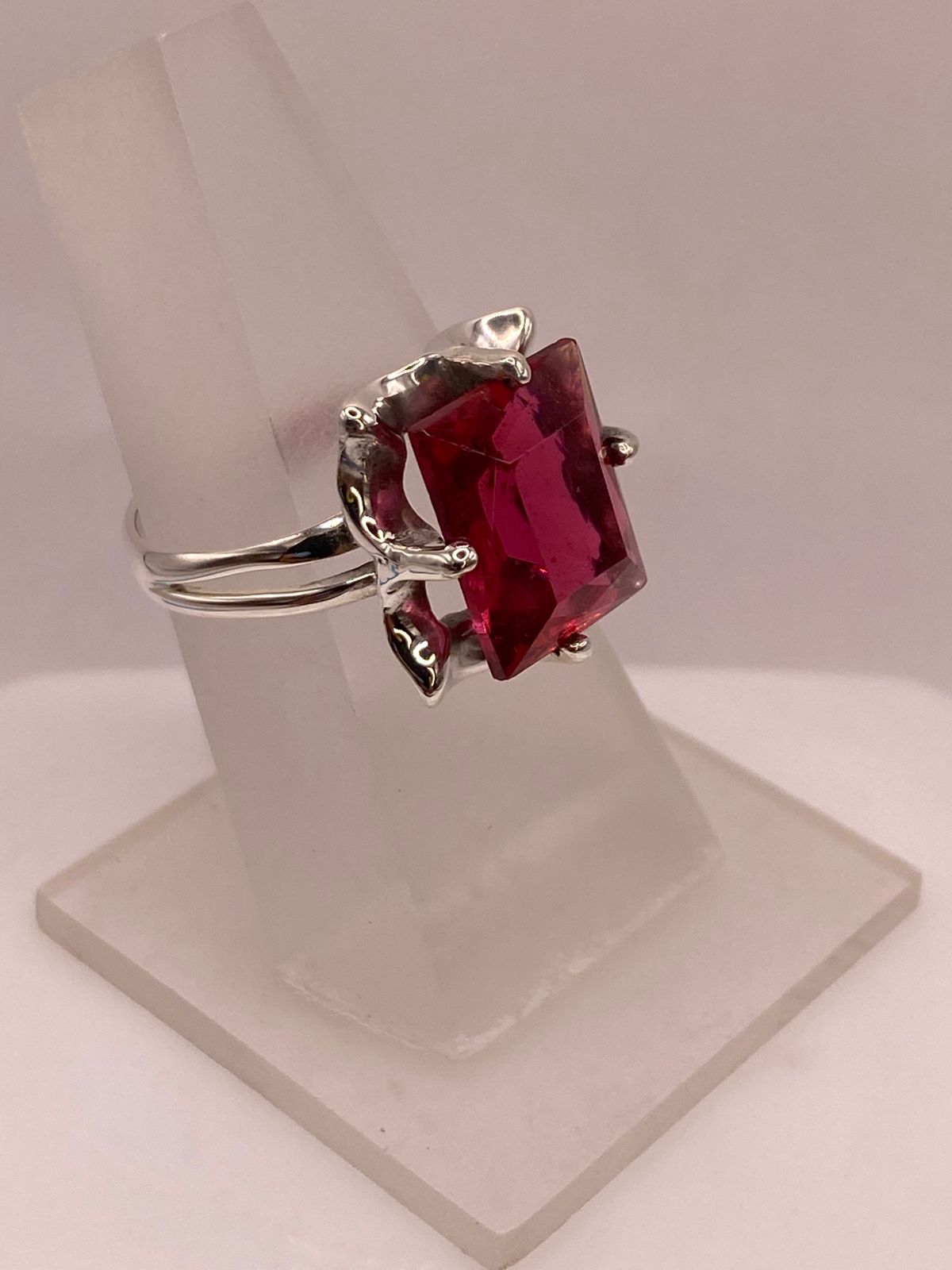 Anillo de Plata 925 con Zirconia Color Fucsia, vista frontal