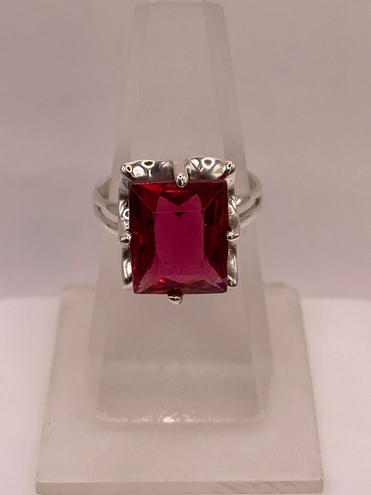Anillo de Plata 925 con Zirconia Color Fucsia en báscula mostrando peso