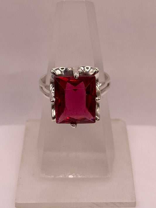 Anillo de Plata 925 con Zirconia Color Fucsia en báscula mostrando peso