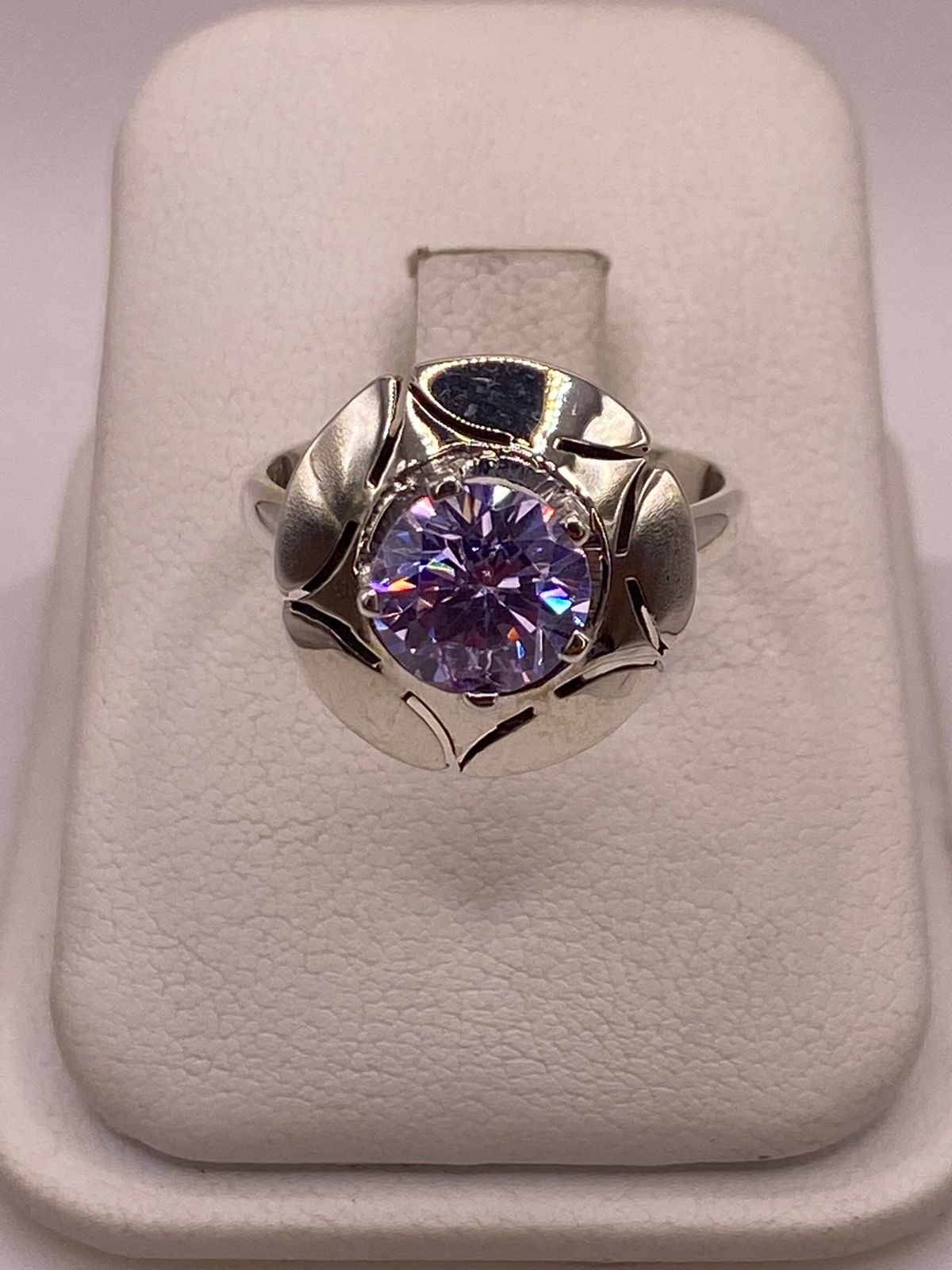 Anillo de Plata 925 con Zirconia Lila Facetada, Diseño Floral Moderno — detalle de acabado