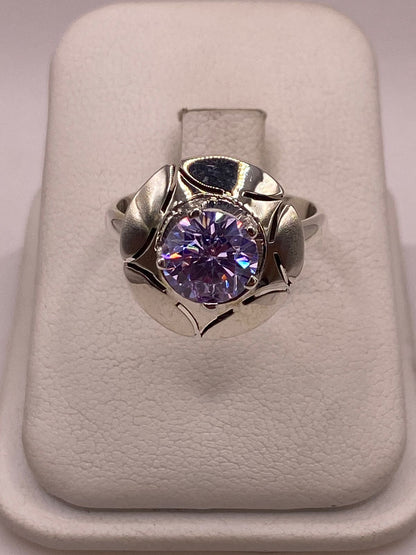Anillo de Plata 925 con Zirconia Lila Facetada, Diseño Floral Moderno — detalle de acabado