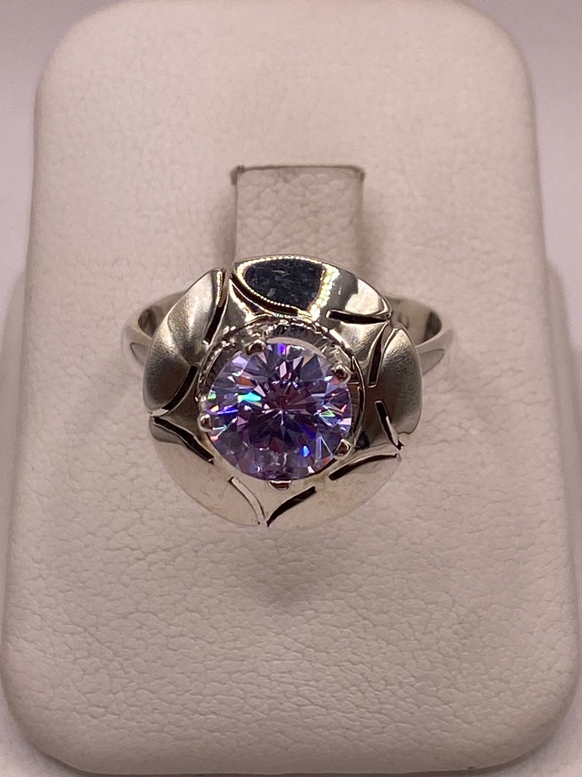 Anillo de Plata 925 con Zirconia Lila Facetada, Diseño Floral Moderno, vista frontal