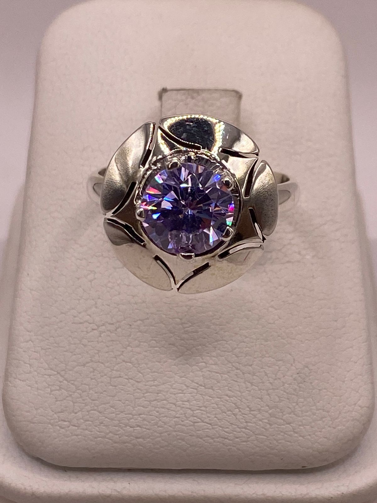 Anillo de Plata 925 con Zirconia Lila Facetada, Diseño Floral Moderno, vista de detalle