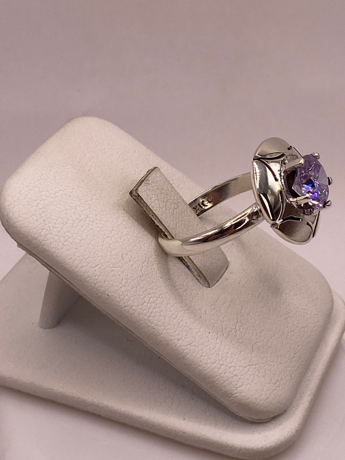 Anillo de Plata 925 con Zirconia Lila Facetada, Diseño Floral Moderno, vista lateral