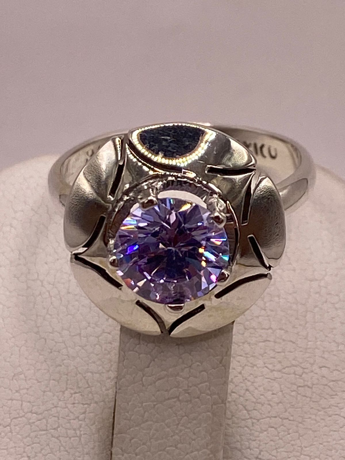 Anillo de Plata 925 con Zirconia Lila Facetada, Diseño Floral Moderno, sello de autenticidad Plata Ley .925