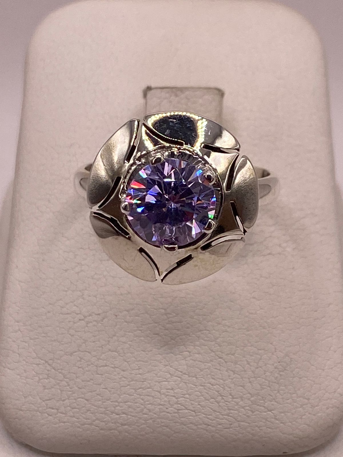 Anillo de Plata 925 con Zirconia Lila Facetada, Diseño Floral Moderno, vista posterior