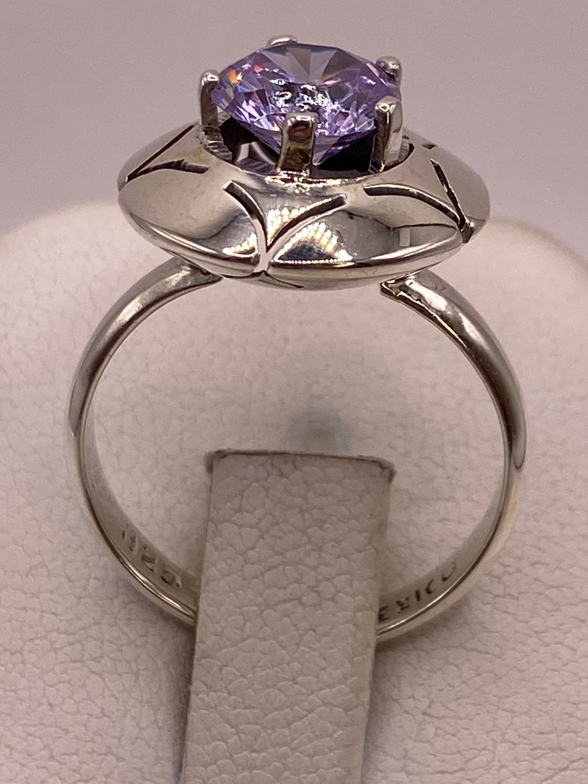 Anillo de Plata 925 con Zirconia Lila Facetada, Diseño Floral Moderno, vista superior