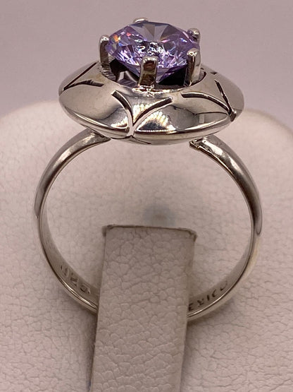 Anillo de Plata 925 con Zirconia Lila Facetada, Diseño Floral Moderno, vista superior