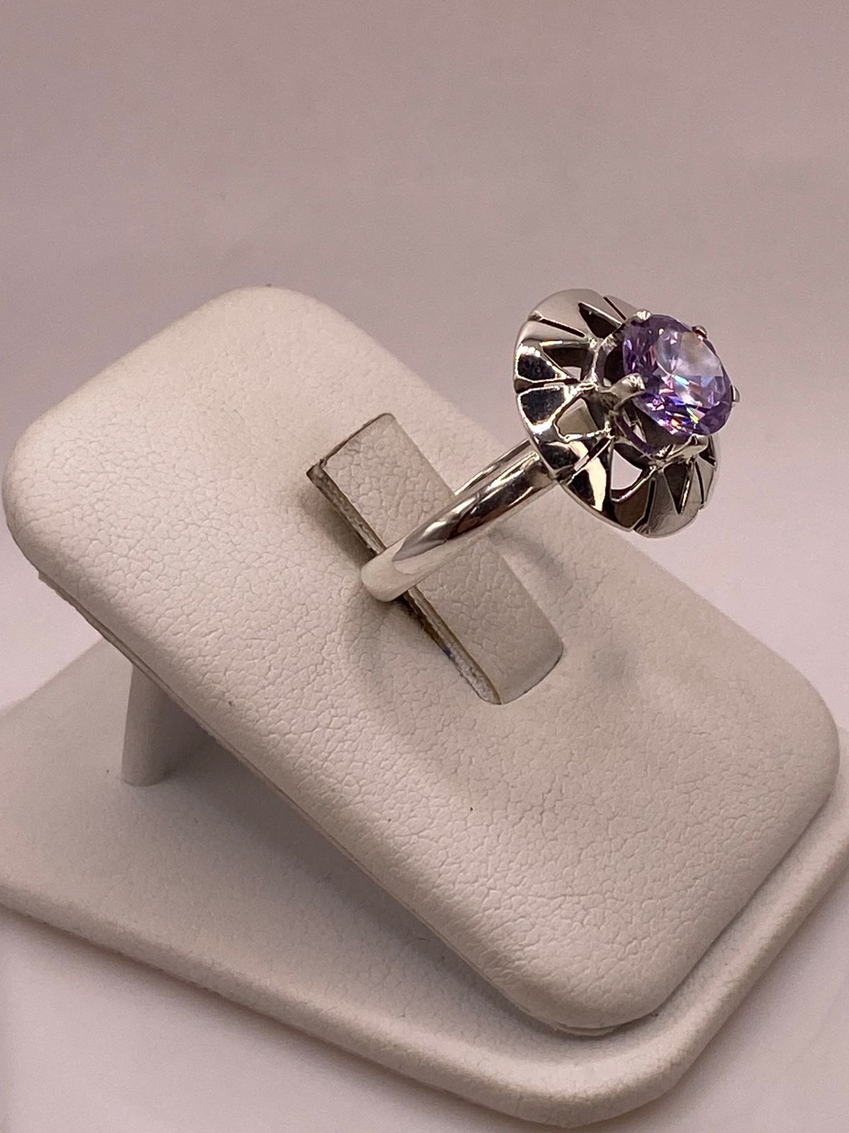 Anillo de Plata 925 con Zirconia Lila Facetada, Diseño Floral Moderno, vista frontal