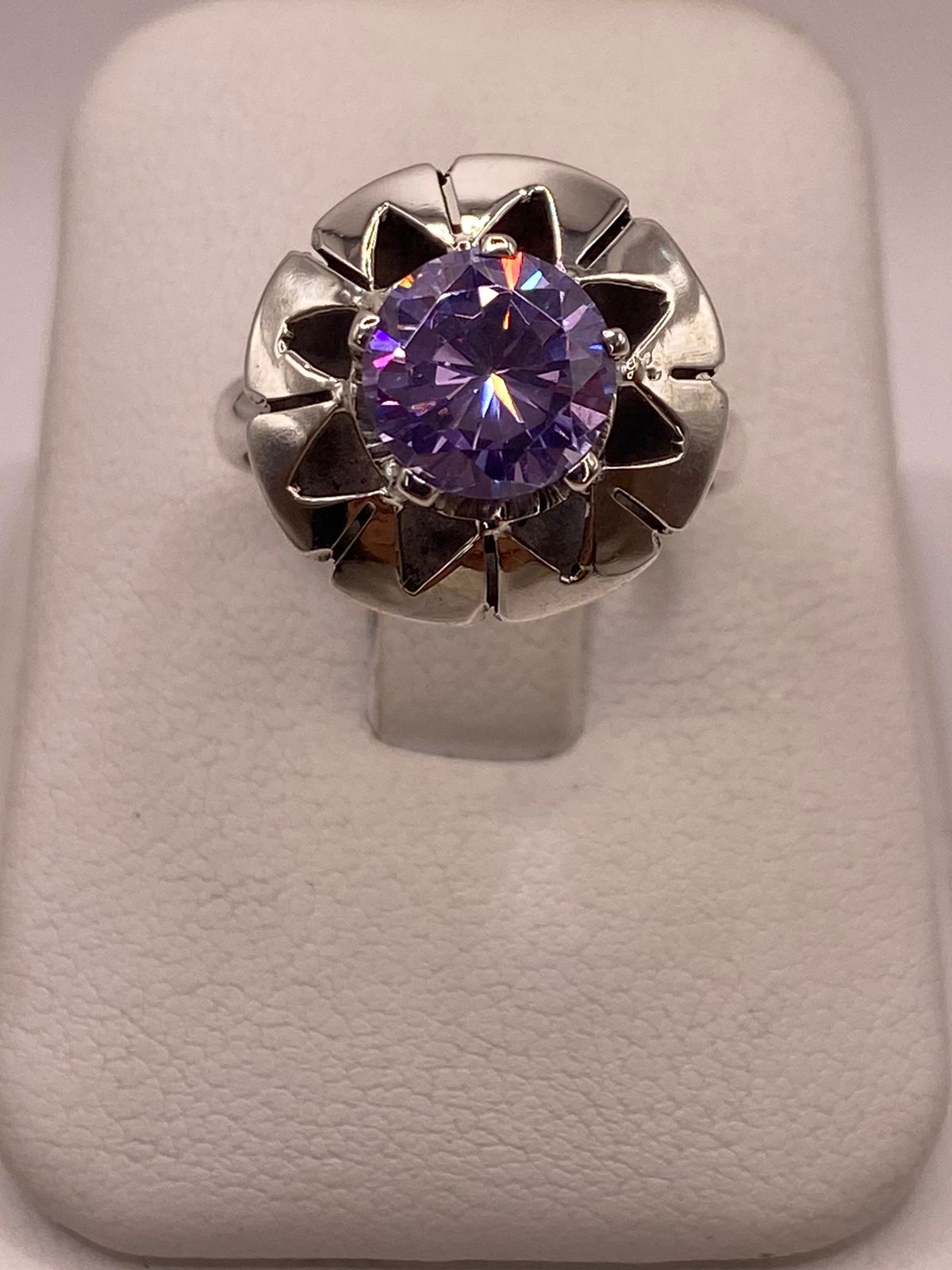 Anillo de Plata 925 con Zirconia Lila Facetada, Diseño Floral Moderno, vista lateral
