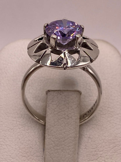 Anillo de Plata 925 con Zirconia Lila Facetada, Diseño Floral Moderno, vista de detalle