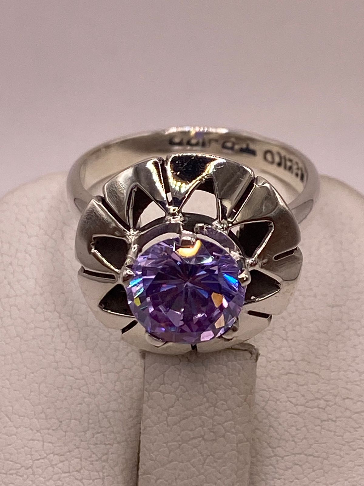 Anillo de Plata 925 con Zirconia Lila Facetada, Diseño Floral Moderno, sello de autenticidad Plata Ley .925