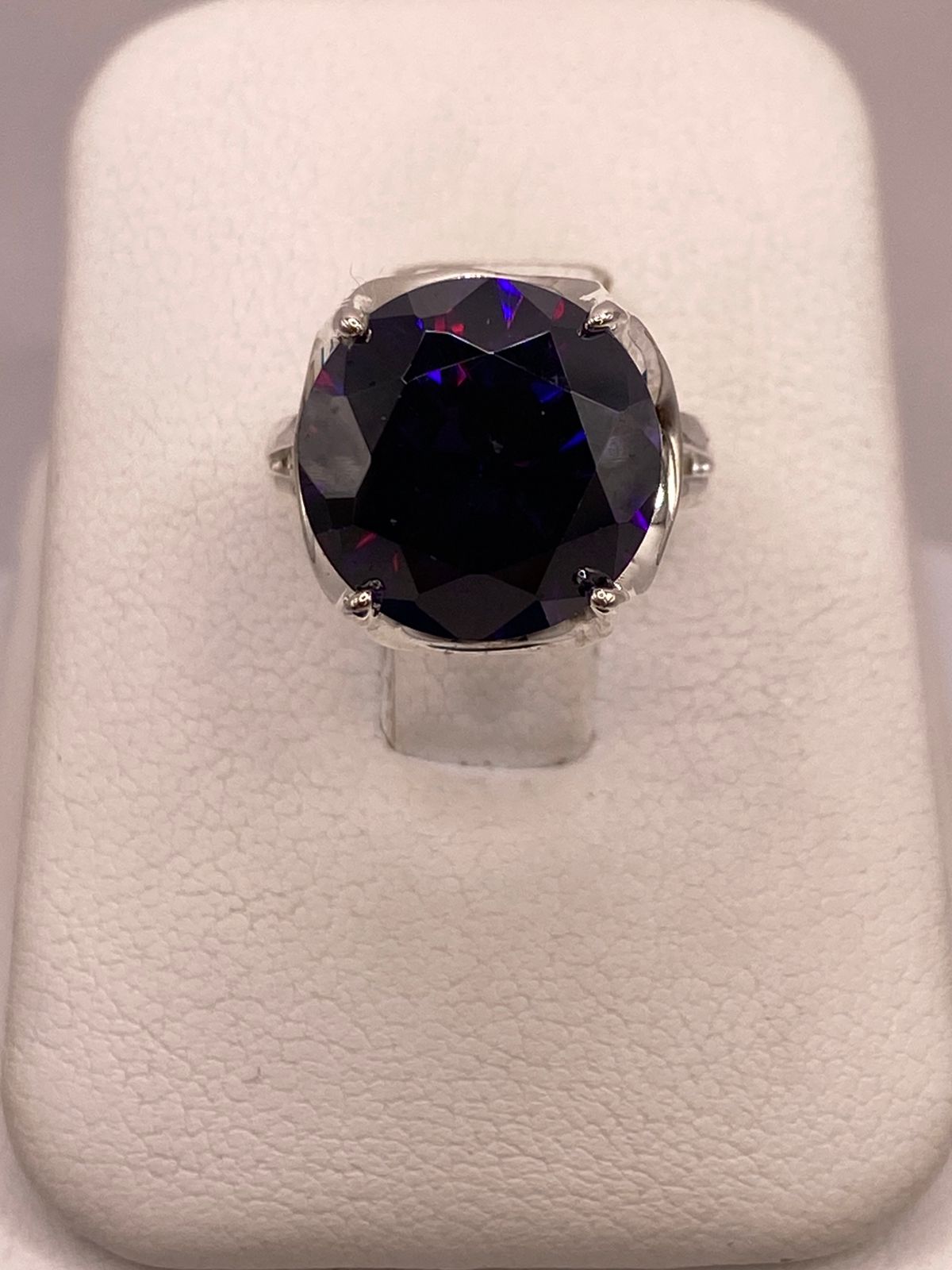 Anillo de Plata 925 con Zirconia Morada — detalle de acabado