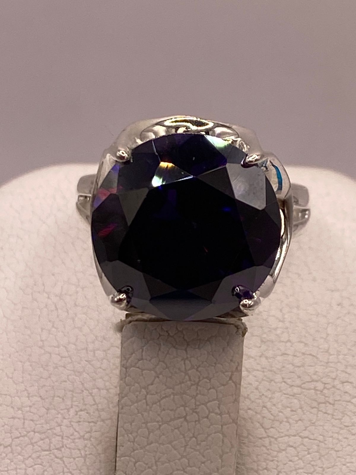 Anillo de Plata 925 con Zirconia Morada, sello de autenticidad Plata Ley .925