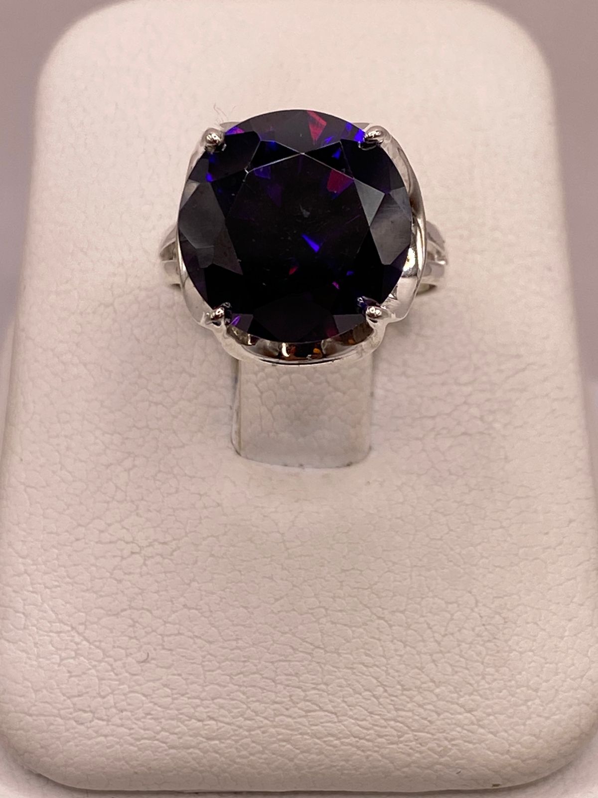 Anillo de Plata 925 con Zirconia Morada, vista de detalle