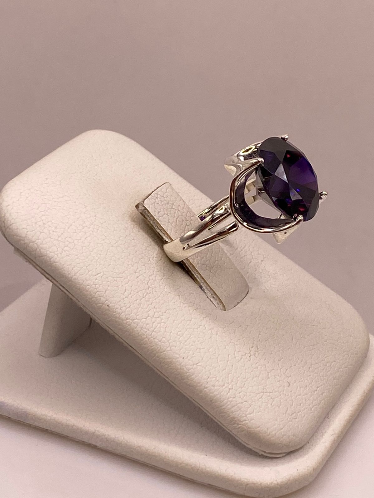 Anillo de Plata 925 con Zirconia Morada, vista lateral
