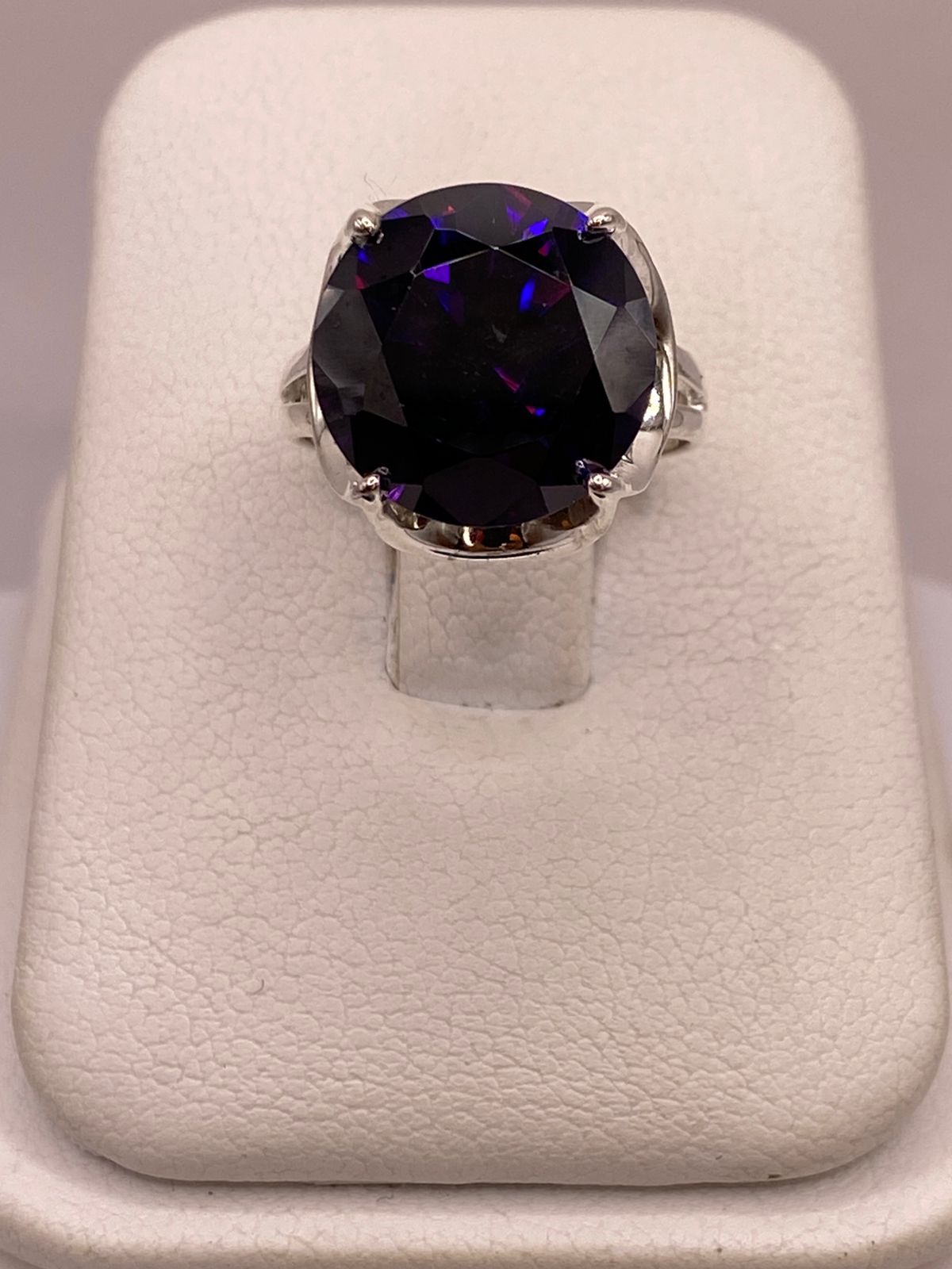 Anillo de Plata 925 con Zirconia Morada, vista frontal