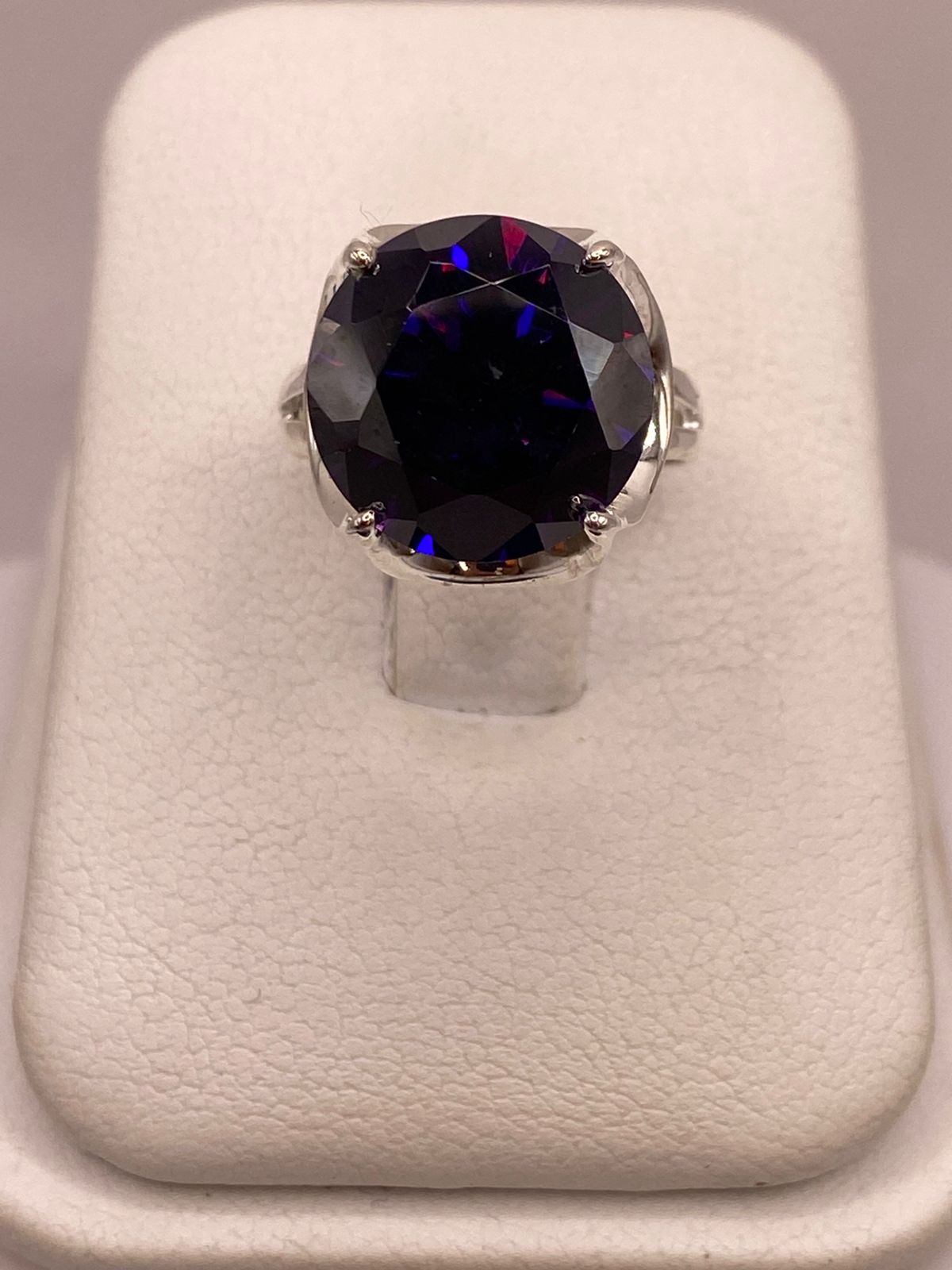 Anillo de Plata 925 con Zirconia Morada, vista posterior