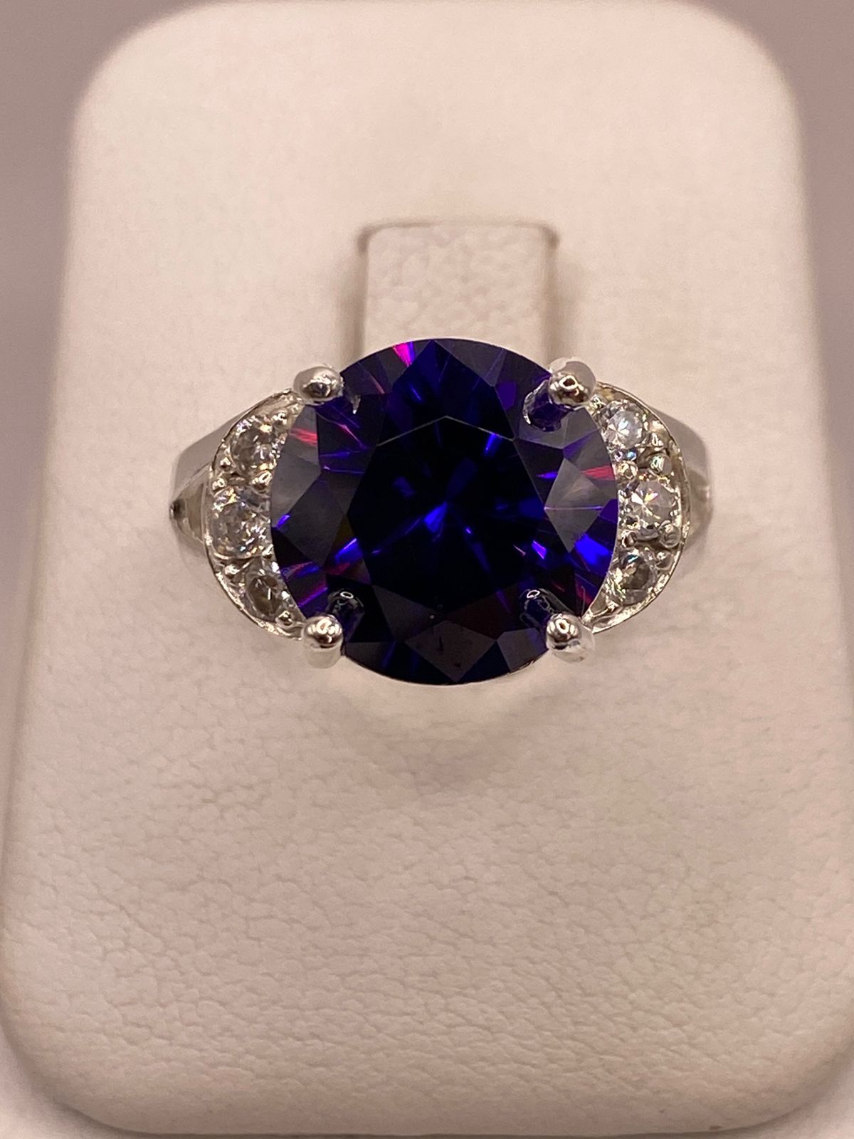 Anillo de Plata 925 con Zirconia Morada y Zirconias Blancas en báscula mostrando peso