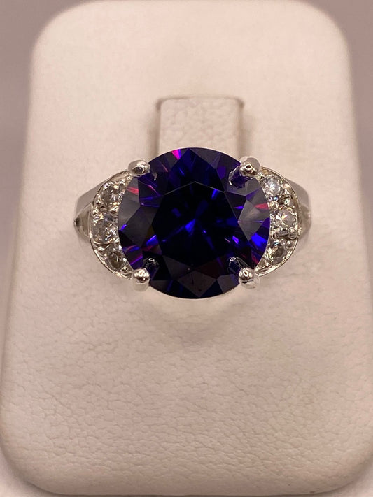 Anillo de Plata 925 con Zirconia Morada y Zirconias Blancas en báscula mostrando peso