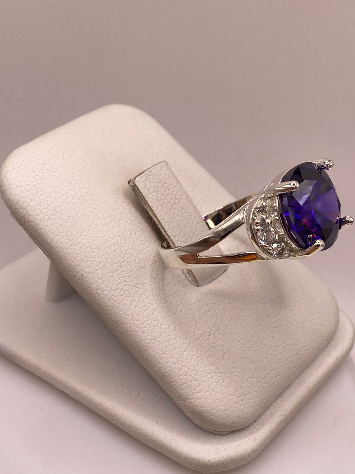 Anillo de Plata 925 con Zirconia Morada y Zirconias Blancas, vista lateral