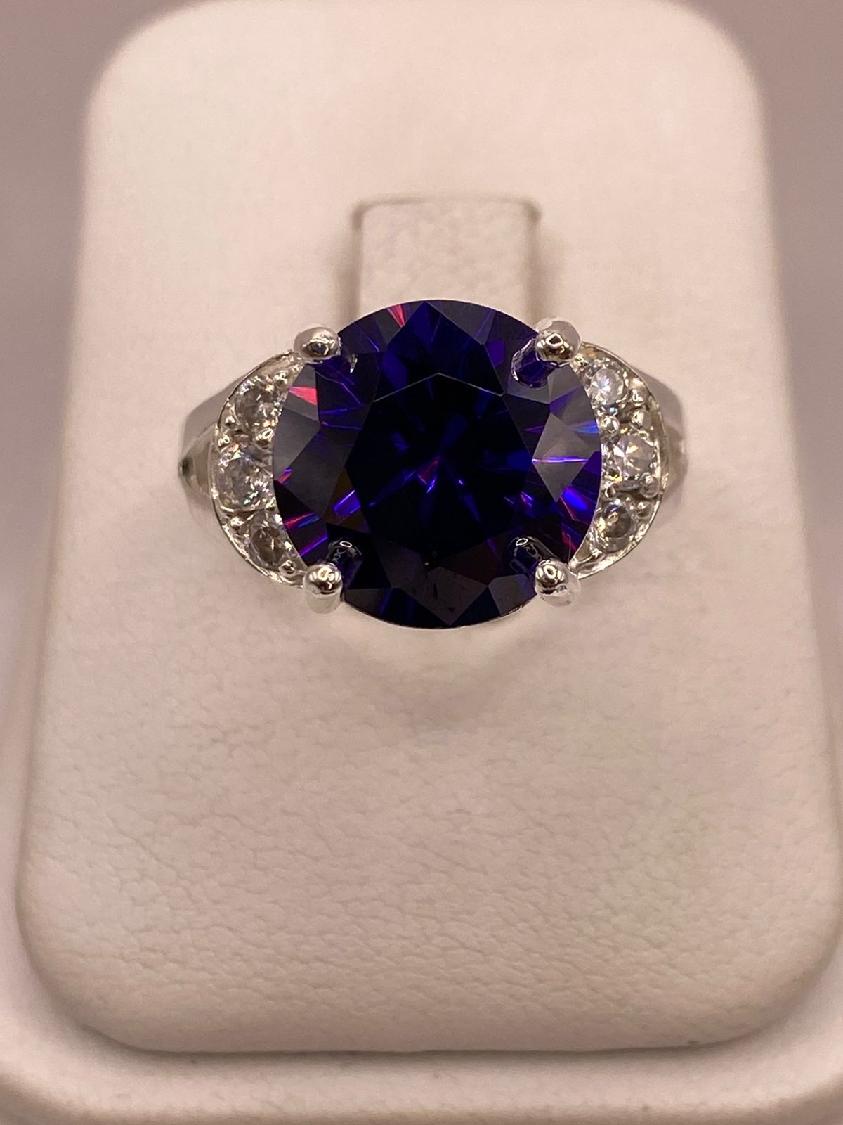 Anillo de Plata 925 con Zirconia Morada y Zirconias Blancas, vista frontal