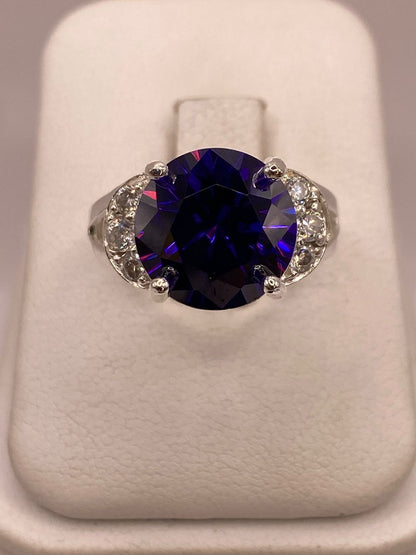 Anillo de Plata 925 con Zirconia Morada y Zirconias Blancas, vista frontal