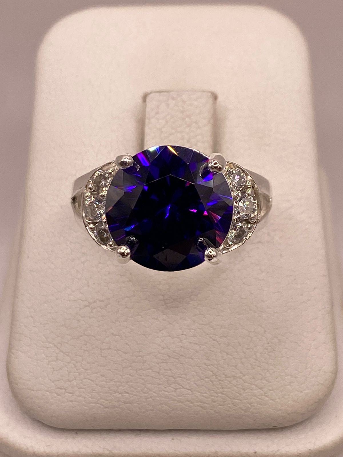 Anillo de Plata 925 con Zirconia Morada y Zirconias Blancas, vista de detalle
