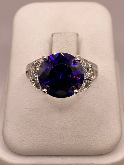 Anillo de Plata 925 con Zirconia Morada y Zirconias Blancas, vista de detalle