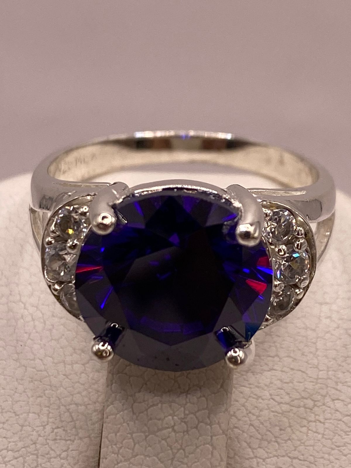 Anillo de Plata 925 con Zirconia Morada y Zirconias Blancas, sello de autenticidad Plata Ley .925