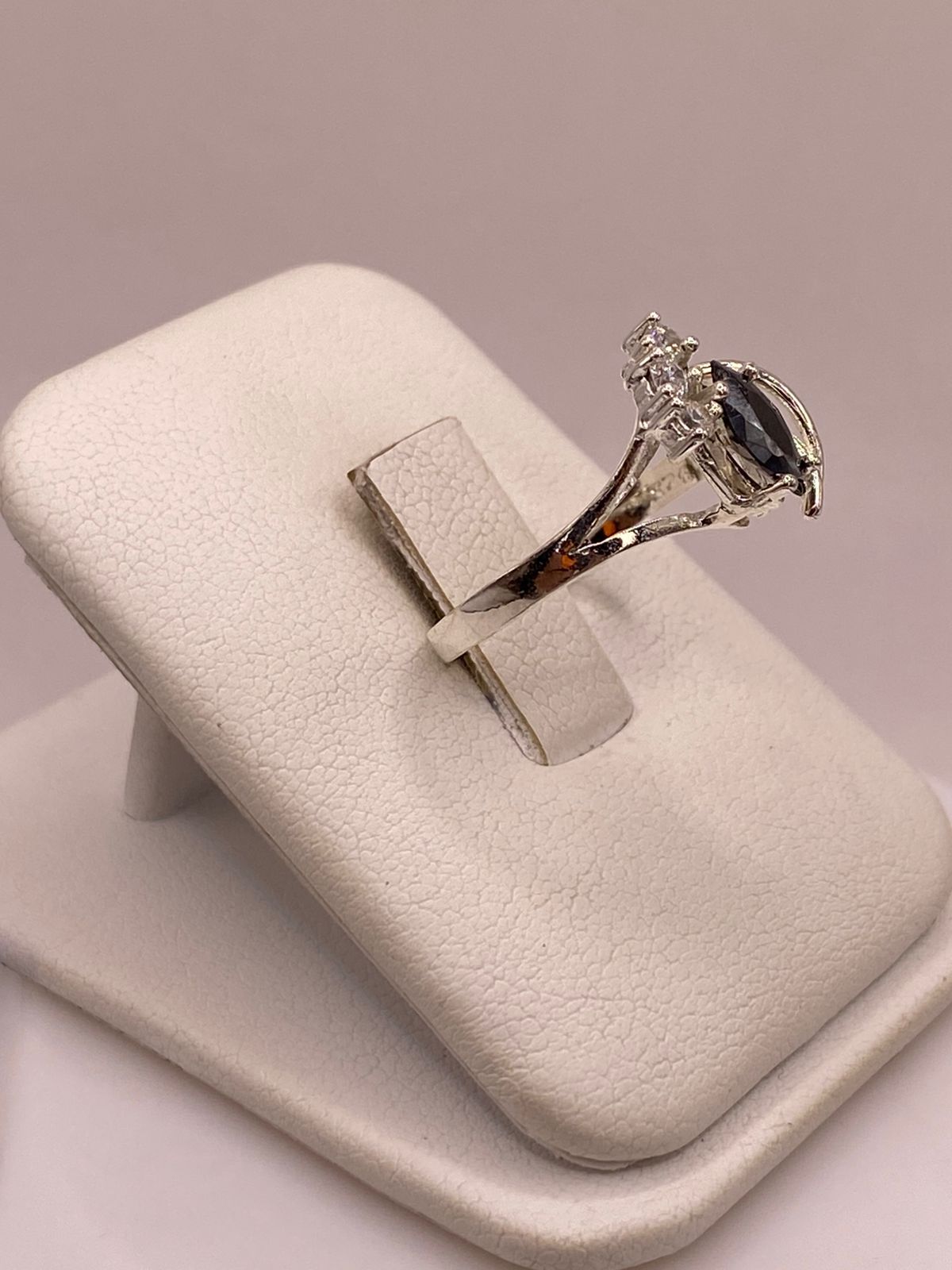 Anillo de Plata 925 con Zirconia Negra Corte Marquesa, vista frontal