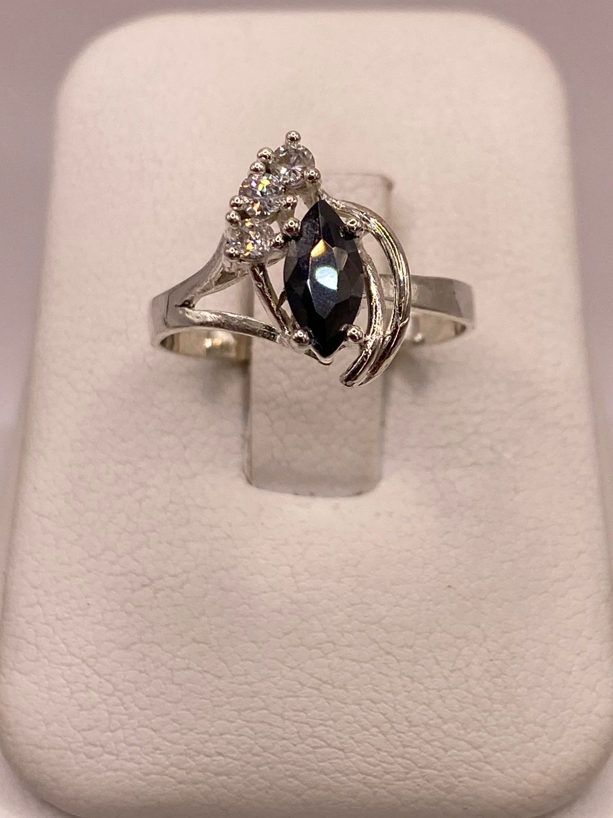 Anillo de Plata 925 con Zirconia Negra Corte Marquesa en báscula mostrando peso