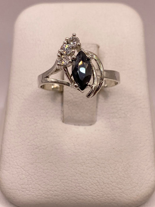Anillo de Plata 925 con Zirconia Negra Corte Marquesa en báscula mostrando peso