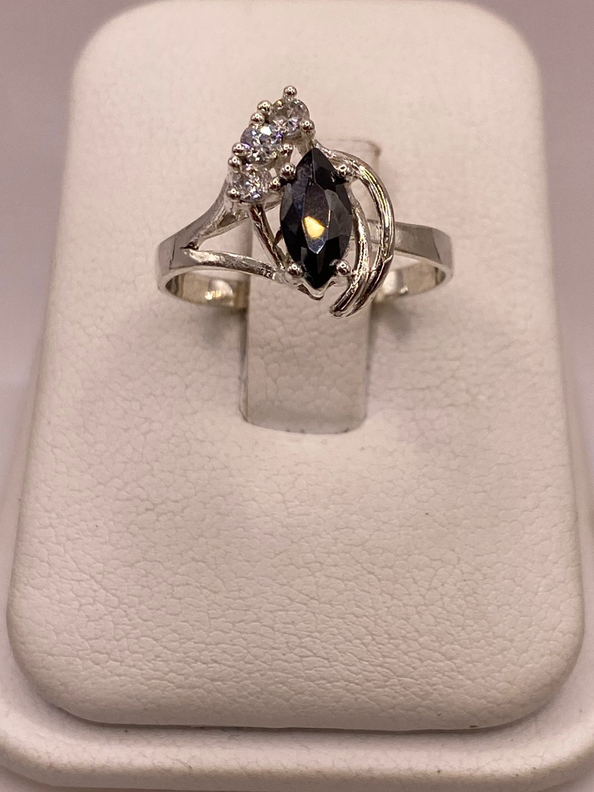Anillo de Plata 925 con Zirconia Negra Corte Marquesa, vista lateral