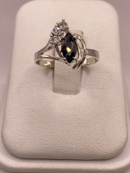 Anillo de Plata 925 con Zirconia Negra Corte Marquesa, vista lateral