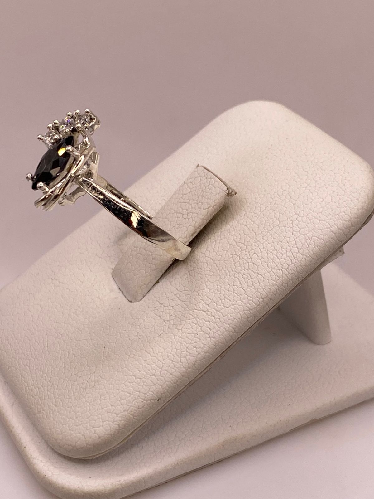 Anillo de Plata 925 con Zirconia Negra Corte Marquesa, vista de detalle