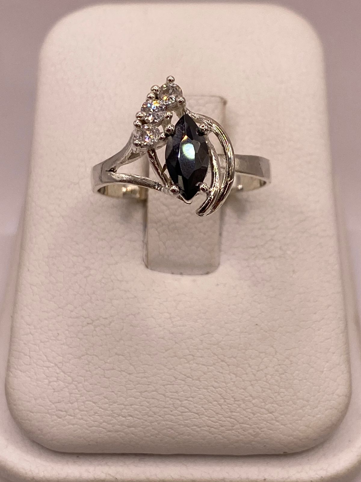 Anillo de Plata 925 con Zirconia Negra Corte Marquesa, vista superior