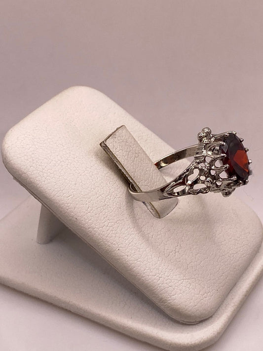 Anillo de Plata 925 con Zirconia Roja Facetada, Diseño Corona Vintage, vista frontal