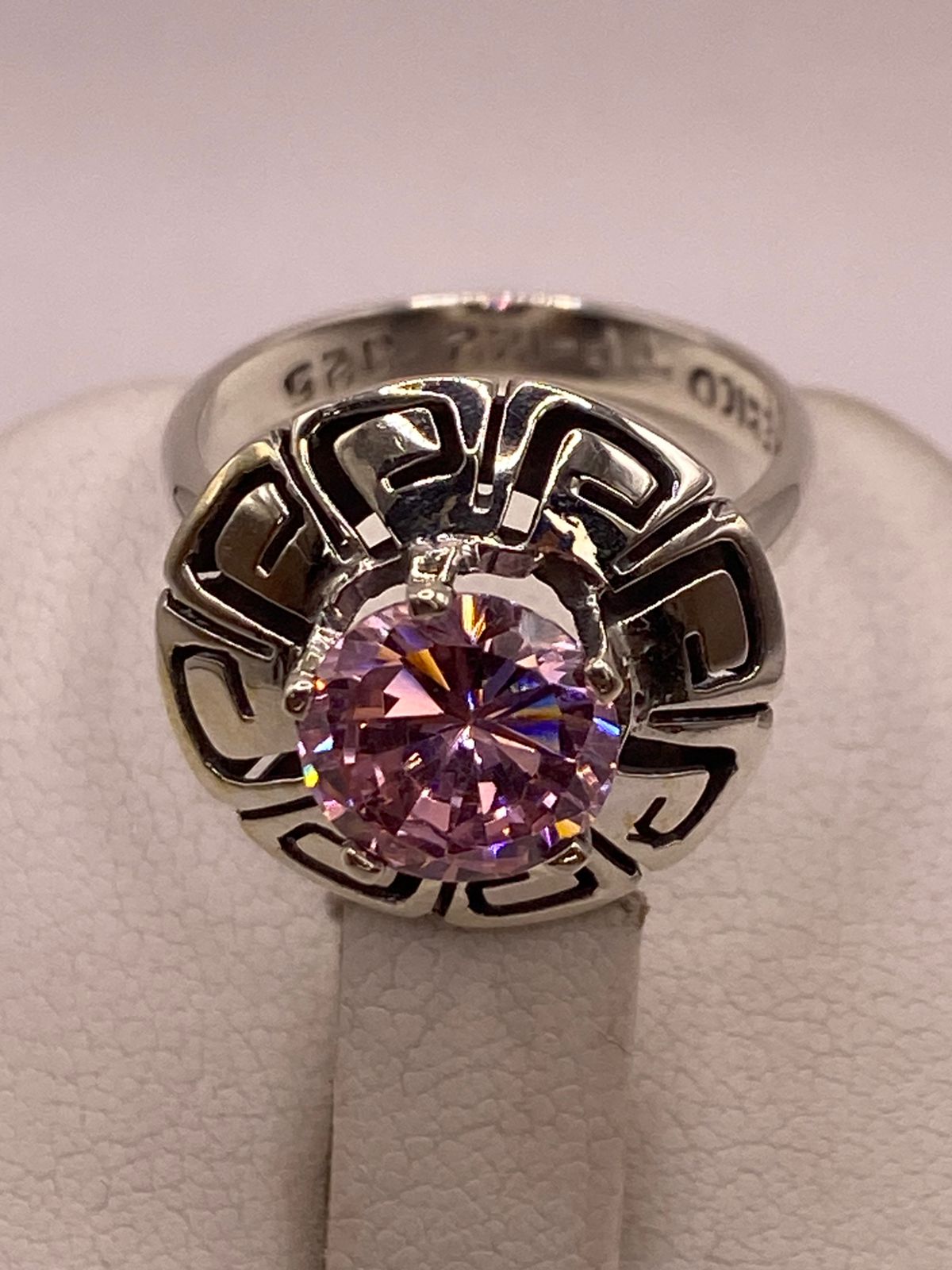 Anillo de Plata 925 con Zirconia Rosa Facetada Diseño Circular Tipo Greca, sello de autenticidad Plata Ley .925