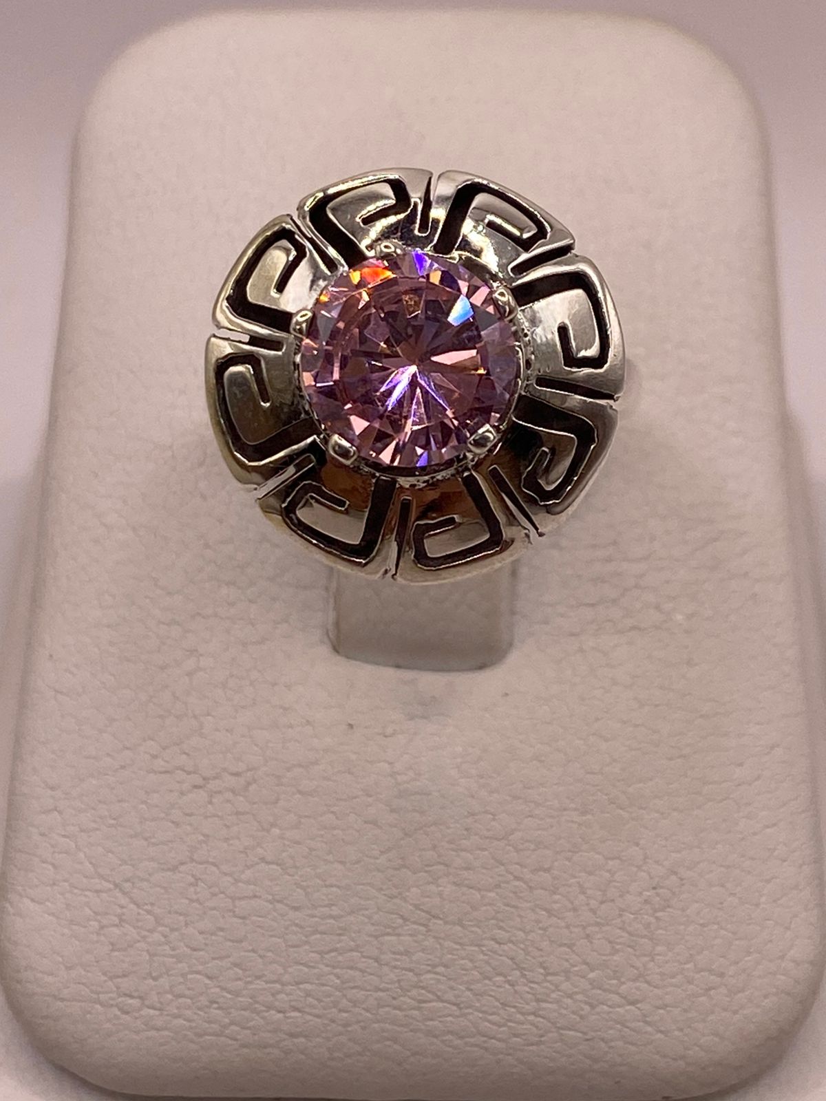 Anillo de Plata 925 con Zirconia Rosa Facetada Diseño Circular Tipo Greca — ángulo diagonal