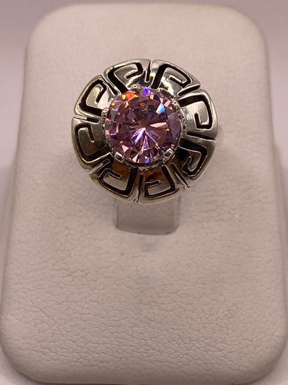 Anillo de Plata 925 con Zirconia Rosa Facetada Diseño Circular Tipo Greca — ángulo diagonal