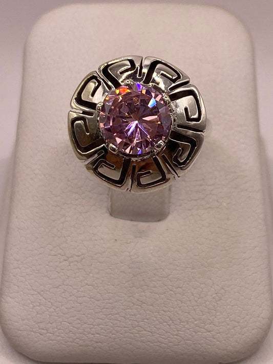 Anillo de Plata 925 con Zirconia Rosa Facetada Diseño Circular Tipo Greca — ángulo diagonal