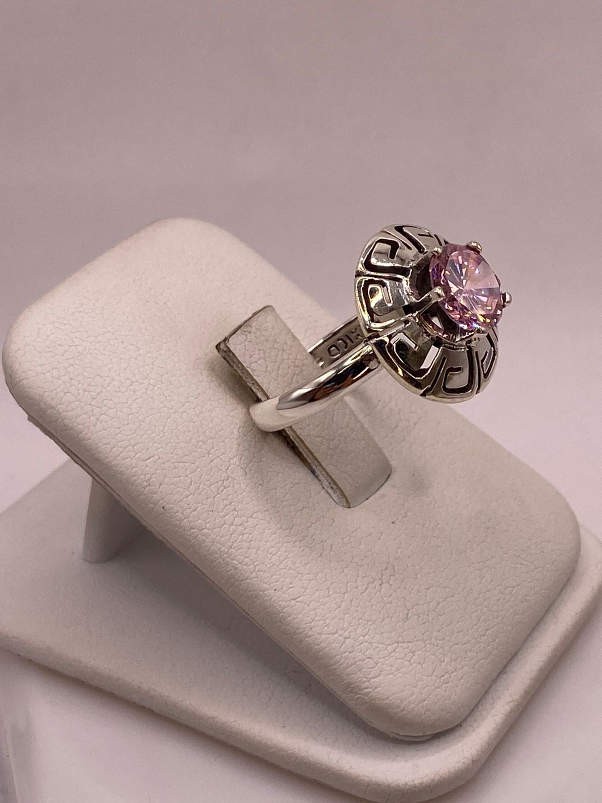 Anillo de Plata 925 con Zirconia Rosa Facetada Diseño Circular Tipo Greca, vista lateral