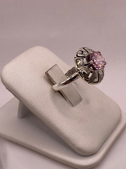 Anillo de Plata 925 con Zirconia Rosa Facetada Diseño Circular Tipo Greca, vista lateral