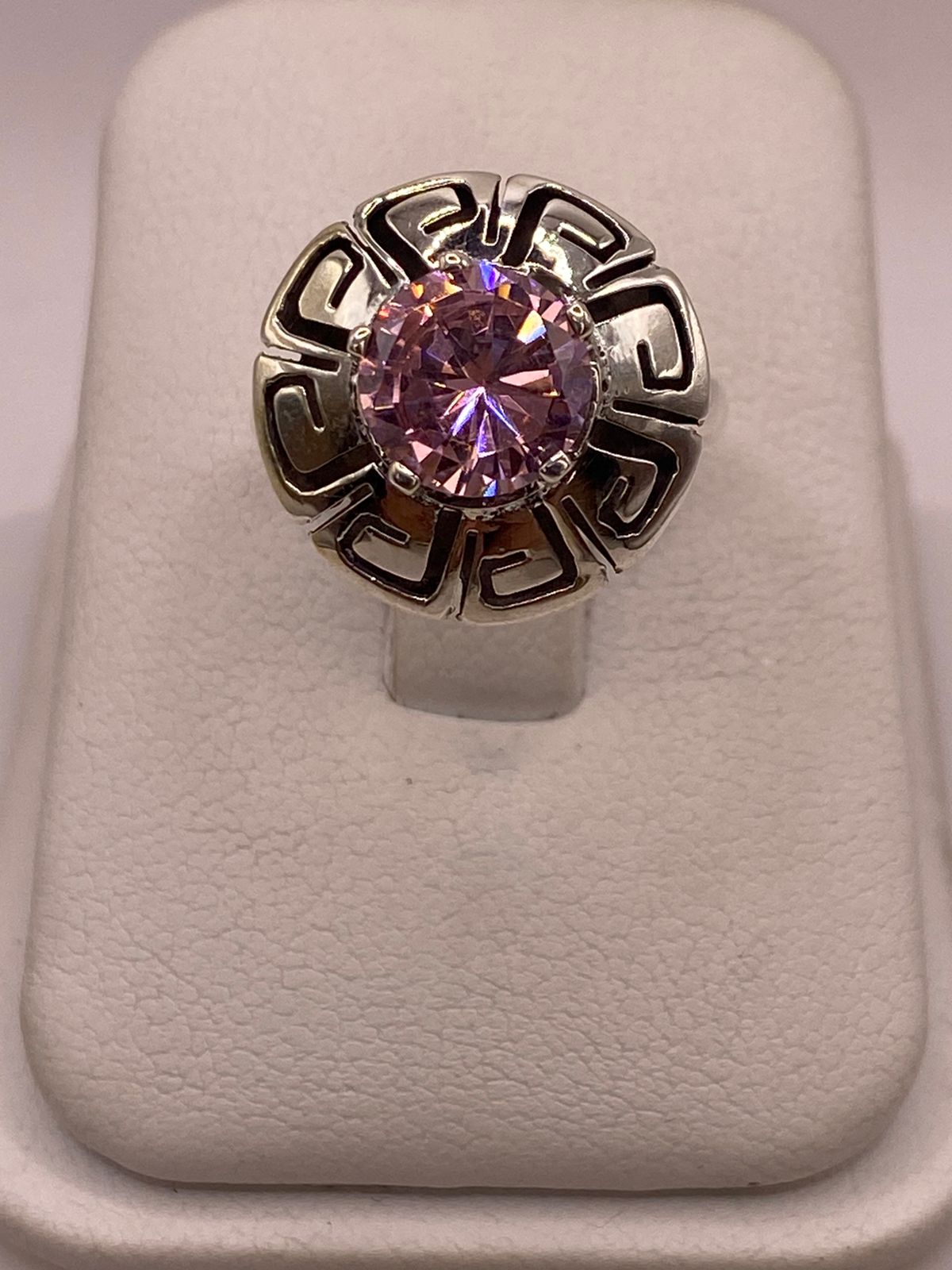Anillo de Plata 925 con Zirconia Rosa Facetada Diseño Circular Tipo Greca, vista frontal