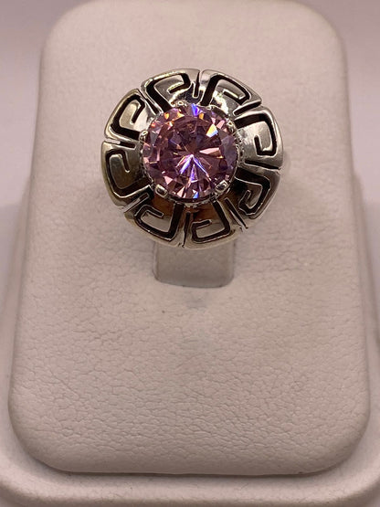 Anillo de Plata 925 con Zirconia Rosa Facetada Diseño Circular Tipo Greca, vista frontal